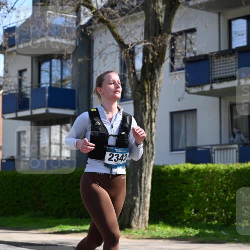 12.04.2026 - 45. Internationalen Wilhelmsburger Insellauf J. Mangold http://msf.ph/oto/9472136 12.04.2026 11:28:49 Ziel 2429, 2342, 2109, 4066 meine-sportfotos.de