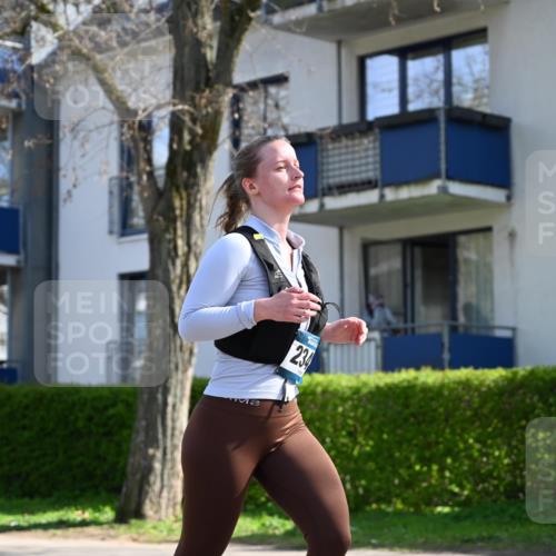 12.04.2026 - 45. Internationalen Wilhelmsburger Insellauf J. Mangold http://msf.ph/oto/9472146 12.04.2026 11:28:49 Ziel 2429, 2342, 2109, 4066 meine-sportfotos.de