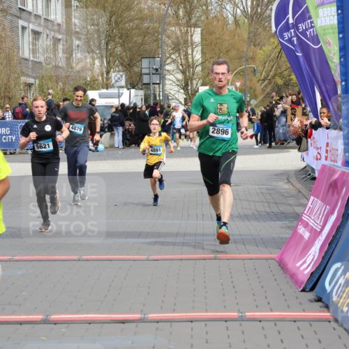 12.04.2026 - 45. Internationalen Wilhelmsburger Insellauf Strokosch-Dieckow http://msf.ph/oto/9472318 12.04.2026 12:53:23 Ziel 5763, 2896, 5621, 4879, 4891 meine-sportfotos.de