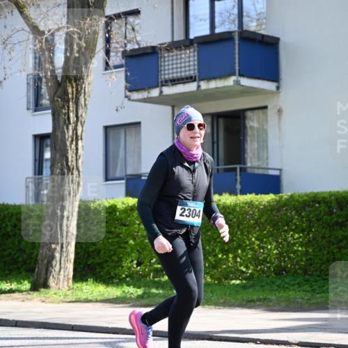 12.04.2026 - 45. Internationalen Wilhelmsburger Insellauf J. Mangold http://msf.ph/oto/9472334 12.04.2026 11:29:32 Ziel 3545, 4589, 4784, 3839, 2697, 2698 meine-sportfotos.de