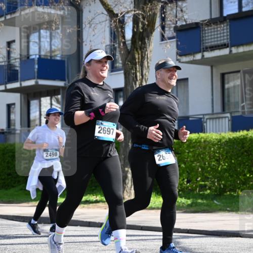 12.04.2026 - 45. Internationalen Wilhelmsburger Insellauf J. Mangold http://msf.ph/oto/9472490 12.04.2026 11:30:01 Ziel 3839, 2697, 2698, 2476, 2498, 2498, 4737 meine-sportfotos.de