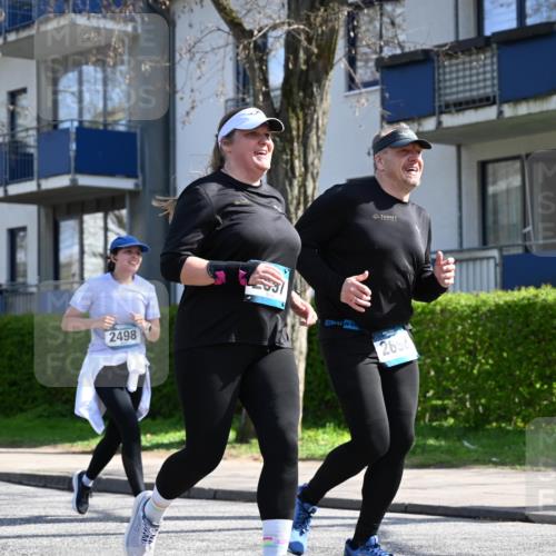 12.04.2026 - 45. Internationalen Wilhelmsburger Insellauf J. Mangold http://msf.ph/oto/9472493 12.04.2026 11:30:01 Ziel 3839, 2697, 2698, 2476, 2498, 2498, 4737 meine-sportfotos.de