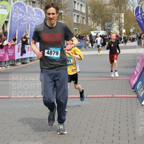 12.04.2026 - 45. Internationalen Wilhelmsburger Insellauf Strokosch-Dieckow http://msf.ph/oto/9472503 12.04.2026 12:53:27 Ziel 2896, 5621, 4879, 4891, 5127 meine-sportfotos.de