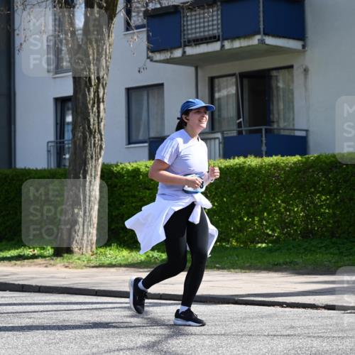 12.04.2026 - 45. Internationalen Wilhelmsburger Insellauf J. Mangold http://msf.ph/oto/9472524 12.04.2026 11:30:03 Ziel 3839, 2697, 2698, 2476, 2498, 4737 meine-sportfotos.de