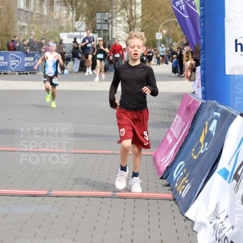 12.04.2026 - 45. Internationalen Wilhelmsburger Insellauf Strokosch-Dieckow http://msf.ph/oto/9472542 12.04.2026 12:53:29 Ziel 5621, 4879, 4891, 5127, 2218 meine-sportfotos.de