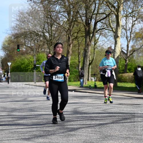 12.04.2026 - 45. Internationalen Wilhelmsburger Insellauf J. Mangold http://msf.ph/oto/9472579 12.04.2026 11:30:37 Ziel 4737, 2480, 3111, 2524, 2475, 2279 meine-sportfotos.de