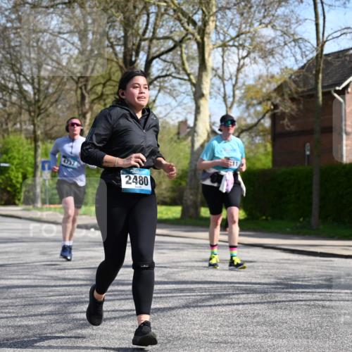 12.04.2026 - 45. Internationalen Wilhelmsburger Insellauf J. Mangold http://msf.ph/oto/9472602 12.04.2026 11:30:38 Ziel 4737, 2480, 3111, 2524, 2475, 2279 meine-sportfotos.de