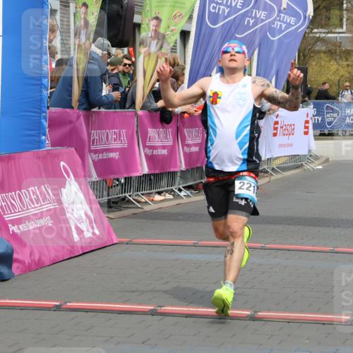 12.04.2026 - 45. Internationalen Wilhelmsburger Insellauf Strokosch-Dieckow http://msf.ph/oto/9472612 12.04.2026 12:53:33 Ziel 2218, 4183, 3749 meine-sportfotos.de