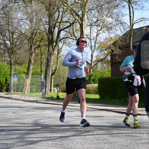 12.04.2026 - 45. Internationalen Wilhelmsburger Insellauf J. Mangold http://msf.ph/oto/9472616 12.04.2026 11:30:39 Ziel 4737, 2480, 3111, 2524, 2475, 2279 meine-sportfotos.de