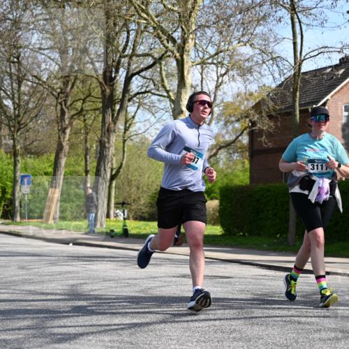 12.04.2026 - 45. Internationalen Wilhelmsburger Insellauf J. Mangold http://msf.ph/oto/9472618 12.04.2026 11:30:39 Ziel 4737, 2480, 3111, 2524, 2475, 2279 meine-sportfotos.de