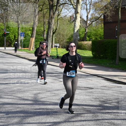 12.04.2026 - 45. Internationalen Wilhelmsburger Insellauf J. Mangold http://msf.ph/oto/9472652 12.04.2026 11:30:57 Ziel 2480, 3111, 2524, 2475, 2279, 3058 meine-sportfotos.de