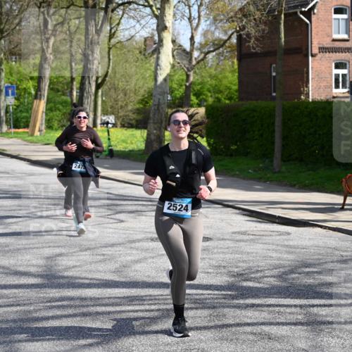 12.04.2026 - 45. Internationalen Wilhelmsburger Insellauf J. Mangold http://msf.ph/oto/9472667 12.04.2026 11:30:58 Ziel 3111, 2524, 2475, 2279, 3058 meine-sportfotos.de