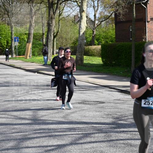 12.04.2026 - 45. Internationalen Wilhelmsburger Insellauf J. Mangold http://msf.ph/oto/9472710 12.04.2026 11:30:58 Ziel 3111, 2524, 2475, 2279, 3058 meine-sportfotos.de