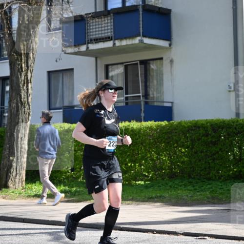 12.04.2026 - 45. Internationalen Wilhelmsburger Insellauf J. Mangold http://msf.ph/oto/9472878 12.04.2026 11:33:13 Ziel 3474, 4509, 2230, 2233, 4939 meine-sportfotos.de