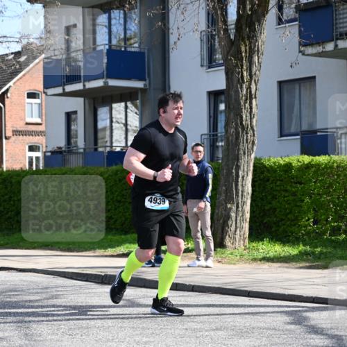 12.04.2026 - 45. Internationalen Wilhelmsburger Insellauf J. Mangold http://msf.ph/oto/9472939 12.04.2026 11:33:19 Ziel 2233, 4939 meine-sportfotos.de