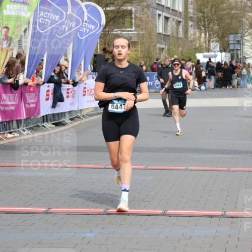 12.04.2026 - 45. Internationalen Wilhelmsburger Insellauf Strokosch-Dieckow http://msf.ph/oto/9472998 12.04.2026 12:53:44 Ziel 5628, 5447, 5464, 5358 meine-sportfotos.de