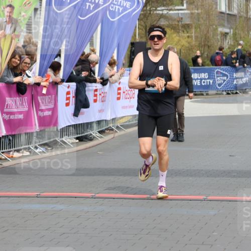 12.04.2026 - 45. Internationalen Wilhelmsburger Insellauf Strokosch-Dieckow http://msf.ph/oto/9473084 12.04.2026 12:53:47 Ziel 5628, 5447, 5464, 5358 meine-sportfotos.de