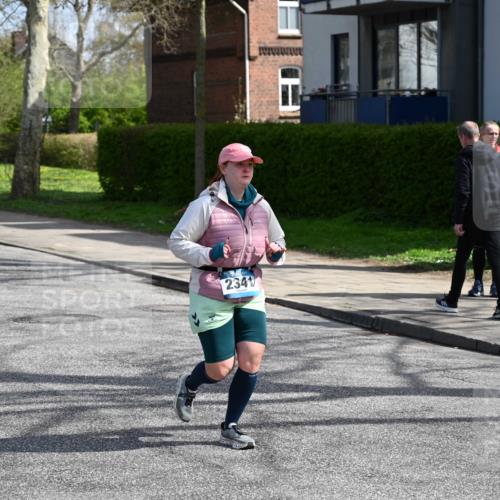 12.04.2026 - 45. Internationalen Wilhelmsburger Insellauf J. Mangold http://msf.ph/oto/9473104 12.04.2026 11:35:22 Ziel 2341 meine-sportfotos.de