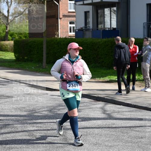 12.04.2026 - 45. Internationalen Wilhelmsburger Insellauf J. Mangold http://msf.ph/oto/9473116 12.04.2026 11:35:23 Ziel 2341 meine-sportfotos.de