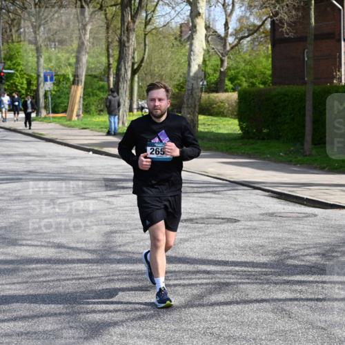 12.04.2026 - 45. Internationalen Wilhelmsburger Insellauf J. Mangold http://msf.ph/oto/9473134 12.04.2026 11:36:05 Ziel 4174, 2653, 2428, 2427 meine-sportfotos.de