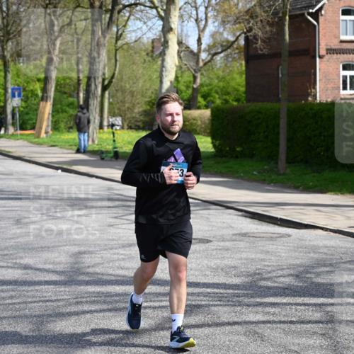 12.04.2026 - 45. Internationalen Wilhelmsburger Insellauf J. Mangold http://msf.ph/oto/9473147 12.04.2026 11:36:05 Ziel 4174, 2653, 2428, 2427 meine-sportfotos.de