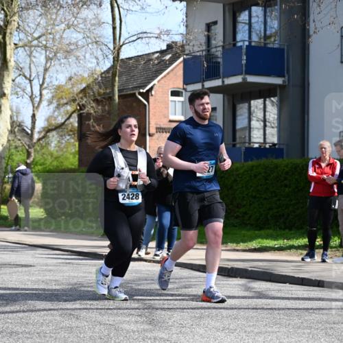 12.04.2026 - 45. Internationalen Wilhelmsburger Insellauf J. Mangold http://msf.ph/oto/9473192 12.04.2026 11:36:22 Ziel 2653, 2428, 2427 meine-sportfotos.de