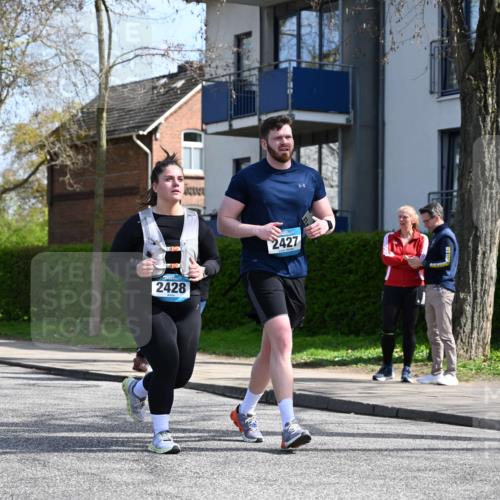 12.04.2026 - 45. Internationalen Wilhelmsburger Insellauf J. Mangold http://msf.ph/oto/9473202 12.04.2026 11:36:22 Ziel 2653, 2428, 2427 meine-sportfotos.de