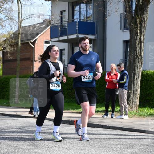 12.04.2026 - 45. Internationalen Wilhelmsburger Insellauf J. Mangold http://msf.ph/oto/9473209 12.04.2026 11:36:22 Ziel 2653, 2428, 2427 meine-sportfotos.de