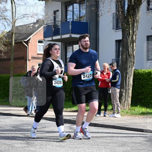 12.04.2026 - 45. Internationalen Wilhelmsburger Insellauf J. Mangold http://msf.ph/oto/9473213 12.04.2026 11:36:22 Ziel 2653, 2428, 2427 meine-sportfotos.de