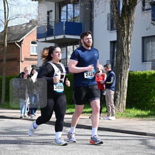 12.04.2026 - 45. Internationalen Wilhelmsburger Insellauf J. Mangold http://msf.ph/oto/9473216 12.04.2026 11:36:22 Ziel 2653, 2428, 2427 meine-sportfotos.de