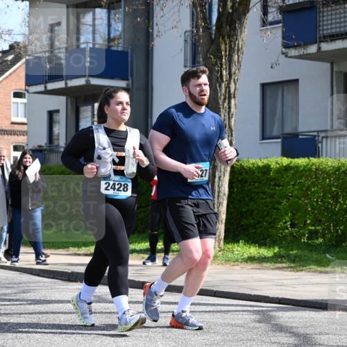 12.04.2026 - 45. Internationalen Wilhelmsburger Insellauf J. Mangold http://msf.ph/oto/9473225 12.04.2026 11:36:23 Ziel 2653, 2428, 2427 meine-sportfotos.de