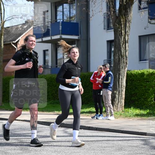 12.04.2026 - 45. Internationalen Wilhelmsburger Insellauf J. Mangold http://msf.ph/oto/9473254 12.04.2026 11:37:10 Ziel 3050, 3051 meine-sportfotos.de