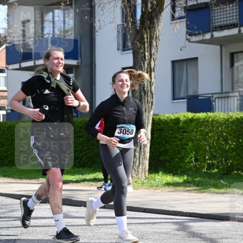 12.04.2026 - 45. Internationalen Wilhelmsburger Insellauf J. Mangold http://msf.ph/oto/9473270 12.04.2026 11:37:10 Ziel 3050, 3051 meine-sportfotos.de