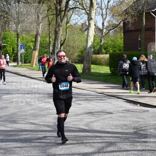 12.04.2026 - 45. Internationalen Wilhelmsburger Insellauf J. Mangold http://msf.ph/oto/9473286 12.04.2026 11:37:52 Ziel 5948, 5655, 5656 meine-sportfotos.de