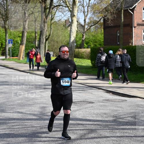 12.04.2026 - 45. Internationalen Wilhelmsburger Insellauf J. Mangold http://msf.ph/oto/9473301 12.04.2026 11:37:53 Ziel 5948, 5655, 5655, 5656 meine-sportfotos.de