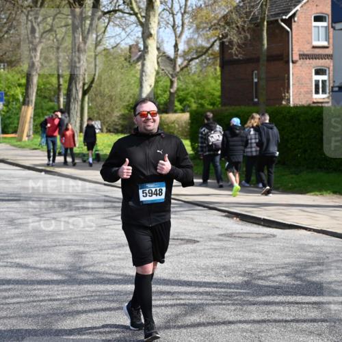 12.04.2026 - 45. Internationalen Wilhelmsburger Insellauf J. Mangold http://msf.ph/oto/9473310 12.04.2026 11:37:53 Ziel 5948, 5655, 5655, 5656 meine-sportfotos.de