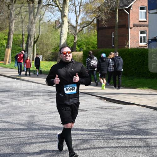 12.04.2026 - 45. Internationalen Wilhelmsburger Insellauf J. Mangold http://msf.ph/oto/9473312 12.04.2026 11:37:53 Ziel 5948, 5655, 5655, 5656 meine-sportfotos.de