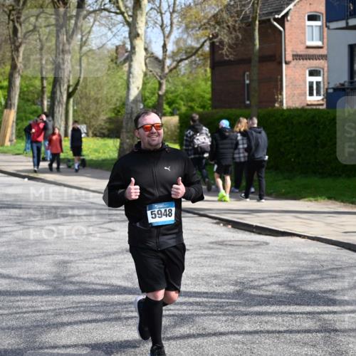 12.04.2026 - 45. Internationalen Wilhelmsburger Insellauf J. Mangold http://msf.ph/oto/9473317 12.04.2026 11:37:53 Ziel 5948, 5655, 5655, 5656 meine-sportfotos.de