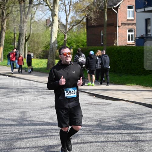 12.04.2026 - 45. Internationalen Wilhelmsburger Insellauf J. Mangold http://msf.ph/oto/9473321 12.04.2026 11:37:53 Ziel 5948, 5655, 5655, 5656 meine-sportfotos.de