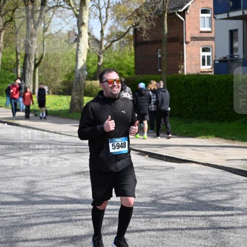 12.04.2026 - 45. Internationalen Wilhelmsburger Insellauf J. Mangold http://msf.ph/oto/9473322 12.04.2026 11:37:53 Ziel 5948, 5655, 5655, 5656 meine-sportfotos.de
