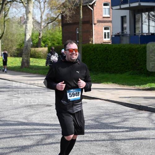 12.04.2026 - 45. Internationalen Wilhelmsburger Insellauf J. Mangold http://msf.ph/oto/9473338 12.04.2026 11:37:54 Ziel 5948, 5655, 5656, 5656 meine-sportfotos.de