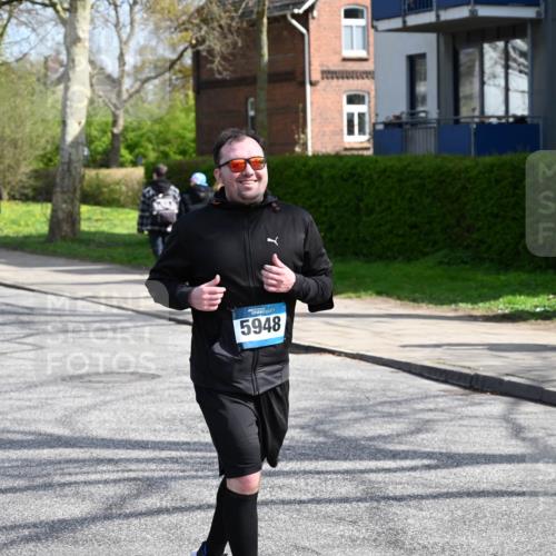 12.04.2026 - 45. Internationalen Wilhelmsburger Insellauf J. Mangold http://msf.ph/oto/9473341 12.04.2026 11:37:54 Ziel 5948, 5655, 5656, 5656 meine-sportfotos.de