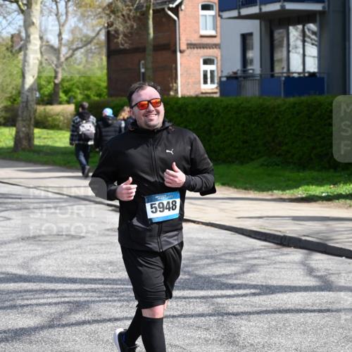 12.04.2026 - 45. Internationalen Wilhelmsburger Insellauf J. Mangold http://msf.ph/oto/9473344 12.04.2026 11:37:54 Ziel 5948, 5655, 5656, 5656 meine-sportfotos.de