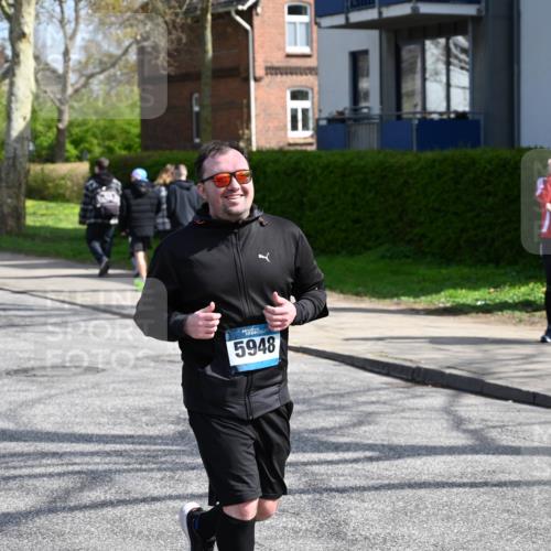 12.04.2026 - 45. Internationalen Wilhelmsburger Insellauf J. Mangold http://msf.ph/oto/9473347 12.04.2026 11:37:54 Ziel 5948, 5655, 5656, 5656 meine-sportfotos.de