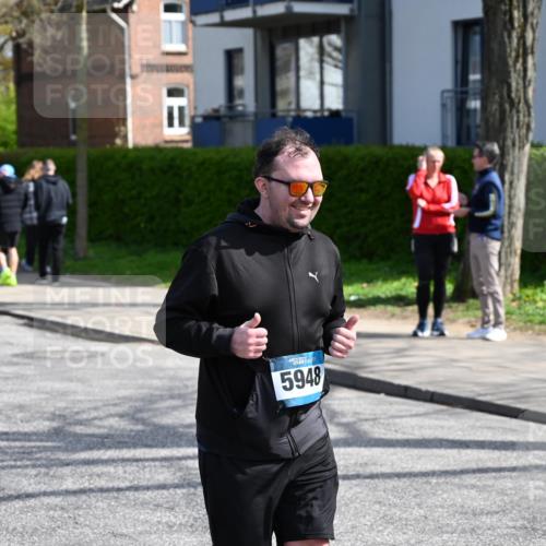 12.04.2026 - 45. Internationalen Wilhelmsburger Insellauf J. Mangold http://msf.ph/oto/9473362 12.04.2026 11:37:54 Ziel 5948, 5655, 5656, 5656 meine-sportfotos.de