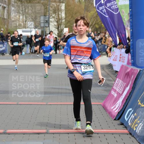 12.04.2026 - 45. Internationalen Wilhelmsburger Insellauf Strokosch-Dieckow http://msf.ph/oto/9473368 12.04.2026 12:54:05 Ziel 3293, 4317, 5227 meine-sportfotos.de