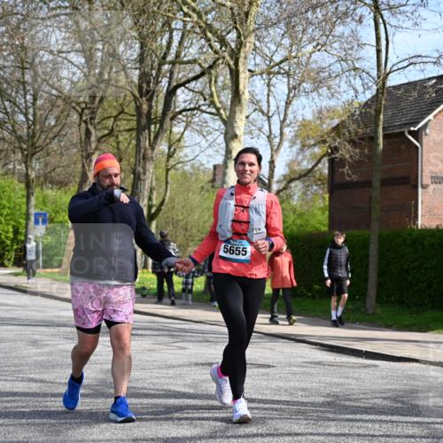 12.04.2026 - 45. Internationalen Wilhelmsburger Insellauf J. Mangold http://msf.ph/oto/9473377 12.04.2026 11:38:01 Ziel 5948, 5655, 5656, 3354 meine-sportfotos.de