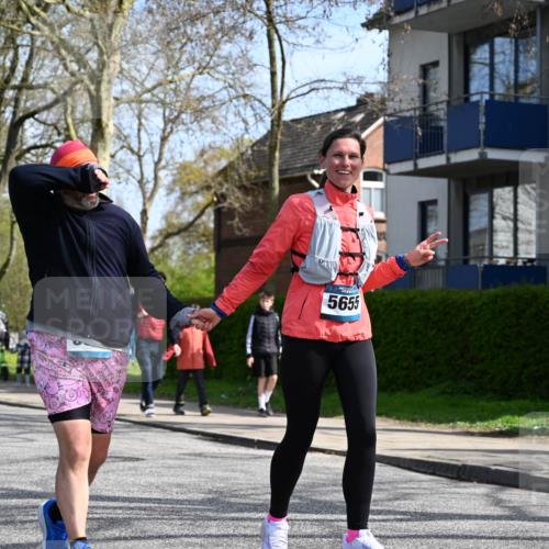 12.04.2026 - 45. Internationalen Wilhelmsburger Insellauf J. Mangold http://msf.ph/oto/9473431 12.04.2026 11:38:02 Ziel 5948, 5655, 5656, 3354 meine-sportfotos.de