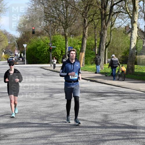 12.04.2026 - 45. Internationalen Wilhelmsburger Insellauf J. Mangold http://msf.ph/oto/9473509 12.04.2026 11:38:26 Ziel 5655, 5656, 3354, 2955 meine-sportfotos.de