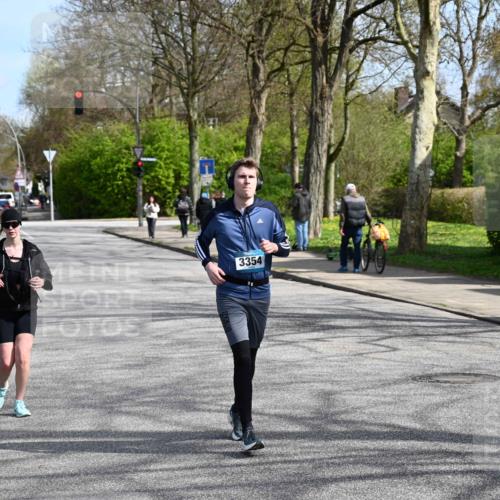 12.04.2026 - 45. Internationalen Wilhelmsburger Insellauf J. Mangold http://msf.ph/oto/9473527 12.04.2026 11:38:27 Ziel 5655, 5656, 3354, 2955 meine-sportfotos.de